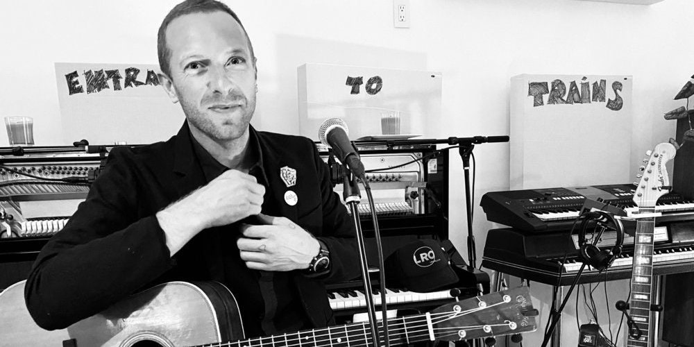 Chris Martin memegang gitar di dalam rumahnya saat tampil di episode SNL at home